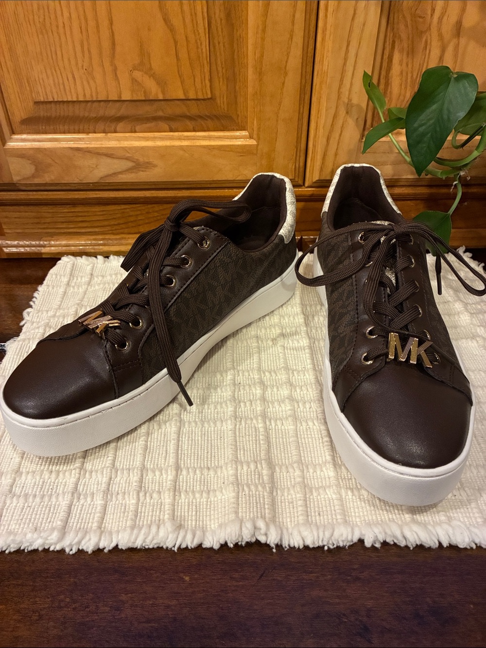 Size 9.5 MICHAEL Michael Kors Poppy Logo Platform Sneaker w/ Gold Accent (ABBA) - Picture 5 of 16